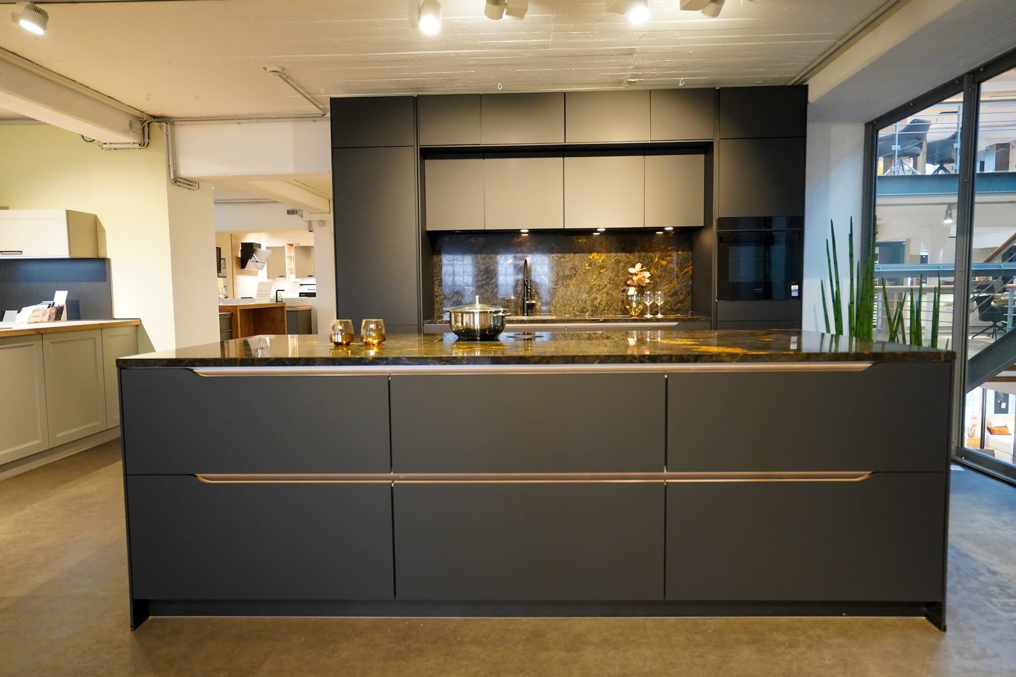 Designkueche mit Insel Schwarz